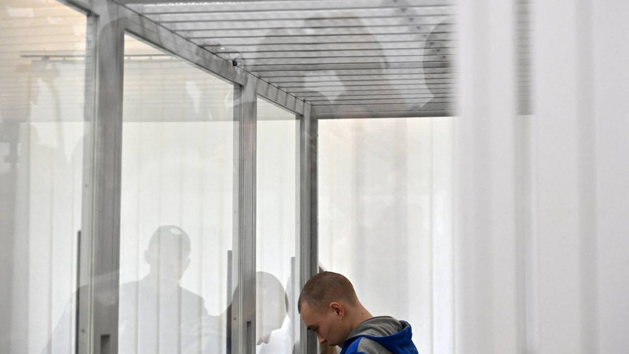 O sargento russo Vadim Shishimarin admitiu no início do julgamento ter matado o civil Oleksandr Shelipov nos primeiros dias da guerra - 23/05/2022
