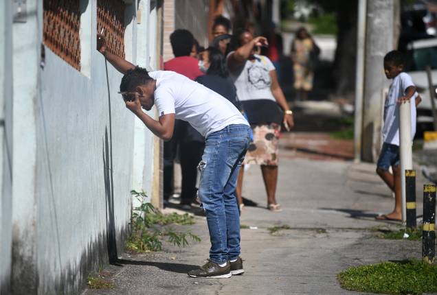 Um homem chora depois de saber que seu irmão foi morto durante uma operação policial, em frente ao Hospital Getulio Vargas - Um homem chora depois de saber que seu irmão foi morto durante uma operação policial, em frente ao Hospital Getulio Vargas -