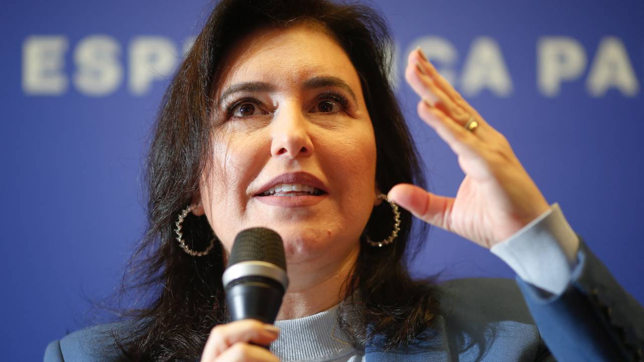 Brazilian presidential pre-candidate, senator Simone Tebet, of the Brazilian Democratic Movement (MDB) party, speaks during a press conference in Brasilia, on May 25, 2022. (Photo by Sergio LIMA / AFP)