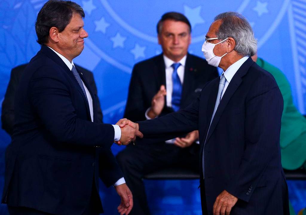 O ministro da Infraestrutura, Tarcísio Gomes, e o ministro da Economia, Paulo Guedes, durante o lançamento do programa Voo Simples, no Palácio do Planalto.