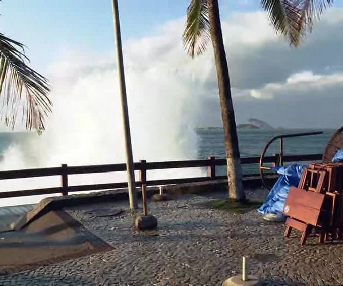 Ondas gigantes assustam moradores do Rio