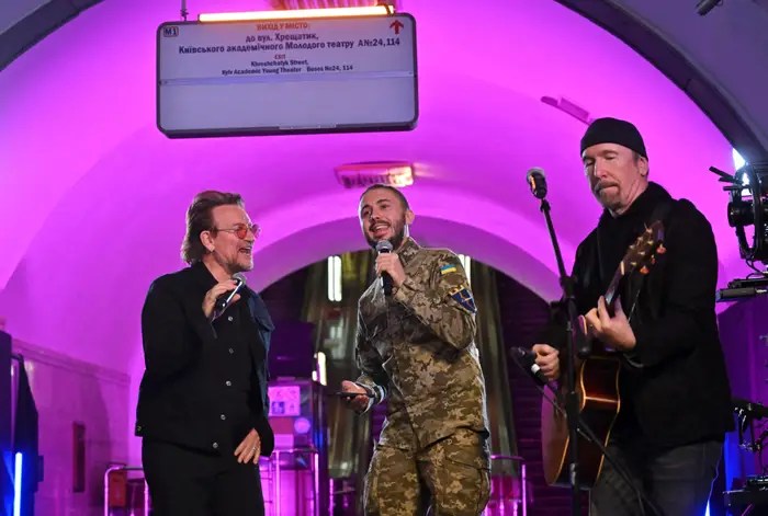 Em solidariedade à Ucrânia, U2 faz show surpresa no metrô de Kiev