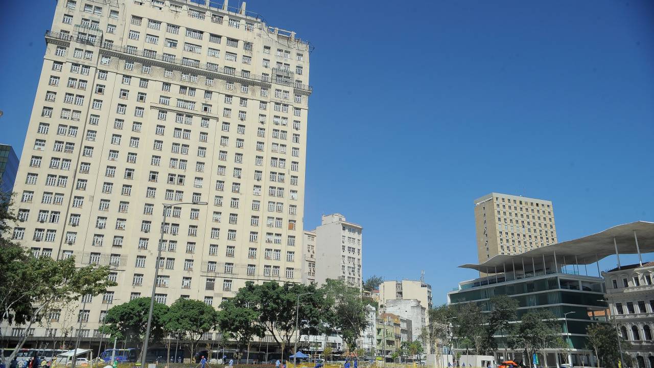 Fachada do Edifício A Noite. O prédio foi sede da Rádio Nacional por décadas.