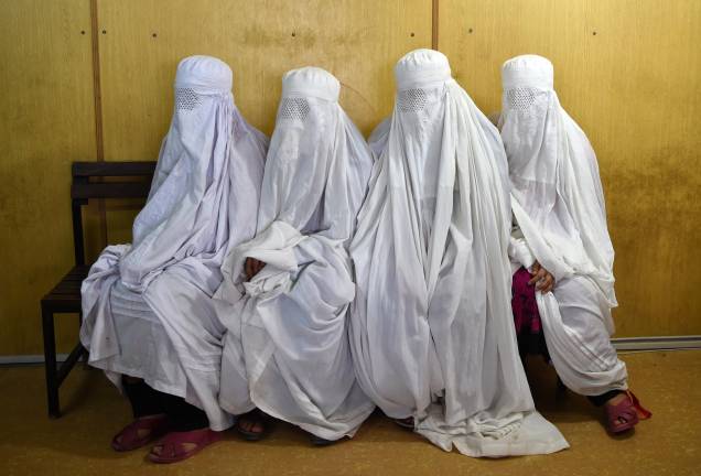 Mulheres refugiadas afegãs esperam para serem examinadas, no centro de registro do ACNUR na cidade paquistanesa de Peshawar. Mulheres refugiadas afegãs esperam para serem examinadas, no centro de registro do ACNUR na cidade paquistanesa de Peshawar.