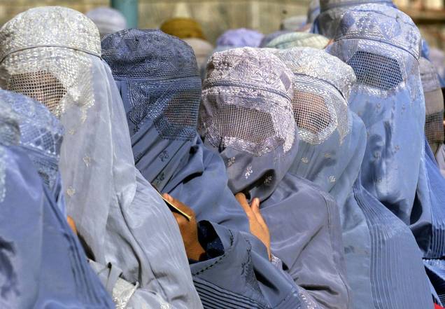Mulheres afegãs esperam em fila para receber ajuda alimentar durante uma distribuição de alimentos do Programa Mundial de Alimentos da ONU na capital afegã de Cabul. Mulheres afegãs esperam em fila para receber ajuda alimentar durante uma distribuição de alimentos do Programa Mundial de Alimentos da ONU na capital afegã de Cabul.