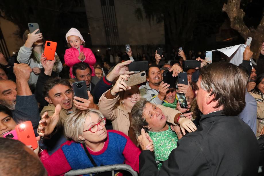 Campos do Jordão - SP, 13/05/2022- Presidente da República Jair Bolsonaro, cumprimenta apoiadores em sua chegada.