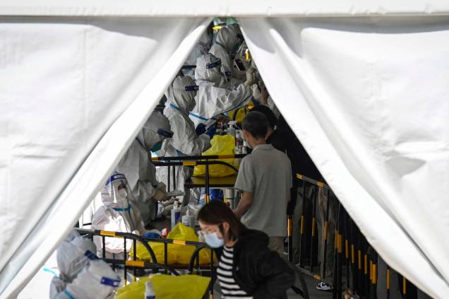 Profissionais de saúde realizam testes de Coronavírus Covid-19 em um local de testes improvisado em Zhongguancun, em Pequim, em 26 de abril de 2022. Profissionais de saúde realizam testes de Coronavírus Covid-19 em um local de testes improvisado em Zhongguancun, em Pequim, em 26 de abril de 2022.