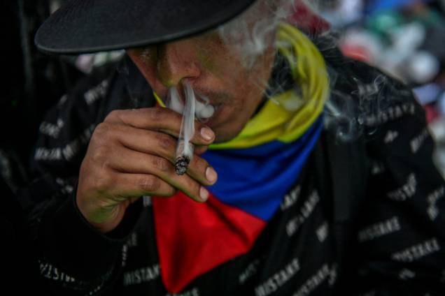 Um homem fuma um cigarro de Maconha, durante a Marcha Global da Maconha exigindo a legalização, em Medellín, região de Antioquia, Colômbia, em 7 de maio de 2022. Um homem fuma um cigarro de Maconha, durante a Marcha Global da Maconha exigindo a legalização, em Medellín, região de Antioquia, Colômbia, em 7 de maio de 2022.