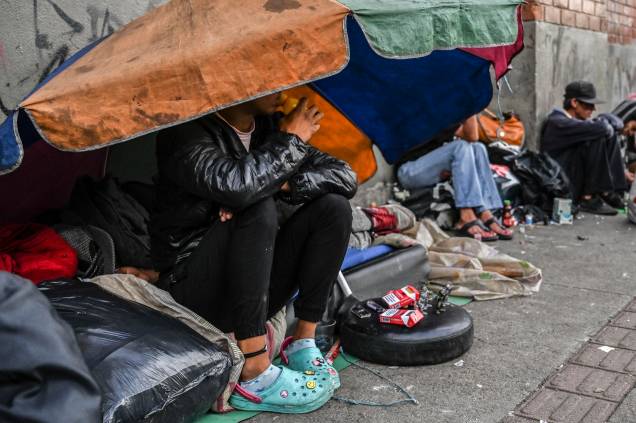Uma mulher inala cola em uma rua do centro de Medellín, Colômbia, em 19 de março de 2022. Uma mulher inala cola em uma rua do centro de Medellín, Colômbia, em 19 de março de 2022.