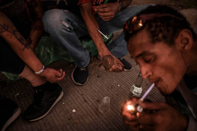 Viciados, fumam Crack, cocaína de baixo grau misturada com pasta de coca e outras substâncias, enquanto outros se injetam com heroína no centro de Medellín, Colômbia, em 1º de março de 2022. Viciados, fumam Crack, cocaína de baixo grau misturada com pasta de coca e outras substâncias, enquanto outros se injetam com heroína no centro de Medellín, Colômbia, em 1º de março de 2022.