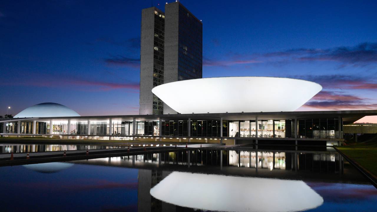 Fachada do Congresso Nacional, a sede das duas Casas do Poder Legislativo brasileiro, durante o amanhecer.