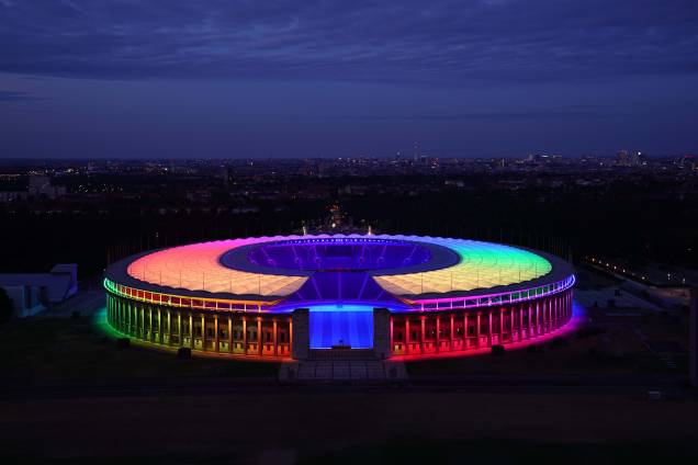Berlim (Alemanha), 17/05/2021. O Estádio Olímpico é iluminado com as cores do arco-íris, em comemoração ao Dia Internacional contra Homofobia, antes da partida de futebol da UEFA EURO 2020. Berlim (Alemanha), 17/05/2021. O Estádio Olímpico é iluminado com as cores do arco-íris, em comemoração ao Dia Internacional contra Homofobia, antes da partida de futebol da UEFA EURO 2020.
