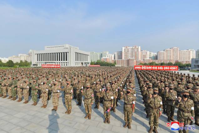 Pyongyang , 16/05/2022. Soldados norte-coreanos reunidos para prometer cumprir sua missão de fornecer medicamentos às farmácias em meio à campanha antiepidêmica do país, no Ministério da Defesa Nacional em Pyongyang, Coreia do Norte, 16 de maio de 2022. Pyongyang , 16/05/2022. Soldados norte-coreanos reunidos para prometer cumprir sua missão de fornecer medicamentos às farmácias em meio à campanha antiepidêmica do país, no Ministério da Defesa Nacional em Pyongyang, Coreia do Norte, 16 de maio de 2022.