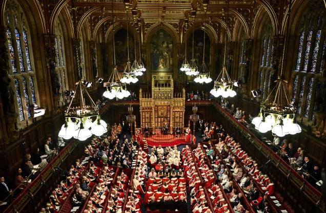 O príncipe britânico Charles, Príncipe de Gales, lê o Discurso da Rainha sentado ao lado da Coroa do Estado Imperial da Grã-Bretanha, Camilla Duquesa da Cornualha e do Britânico Príncipe William, Duque de Cambridge na Câmara dos Lordes, durante a Abertura Estadual do Parlamento, em Londres, em 10 de maio de 2022. O príncipe britânico Charles, Príncipe de Gales, lê o Discurso da Rainha sentado ao lado da Coroa do Estado Imperial da Grã-Bretanha, Camilla Duquesa da Cornualha e do Britânico Príncipe William, Duque de Cambridge na Câmara dos Lordes, durante a Abertura Estadual do Parlamento, em Londres, em 10 de maio de 2022.