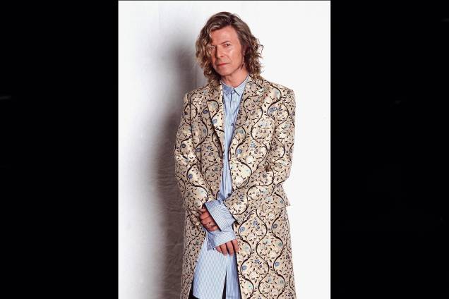 Cantor e músico inglês David Bowie, posa para fotos nos bastidores do Glastonbury Festival em Somerset, Inglaterra com um casaco desenhado por Alexander McQueen, em 25/06/2000. Cantor e músico inglês David Bowie, posa para fotos nos bastidores do Glastonbury Festival em Somerset, Inglaterra com um casaco desenhado por Alexander McQueen, em 25/06/2000.