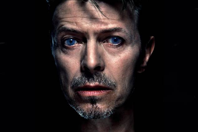 Close do cantor e músico inglês David Bowie, em 1995. Close do cantor e músico inglês David Bowie, em 1995.