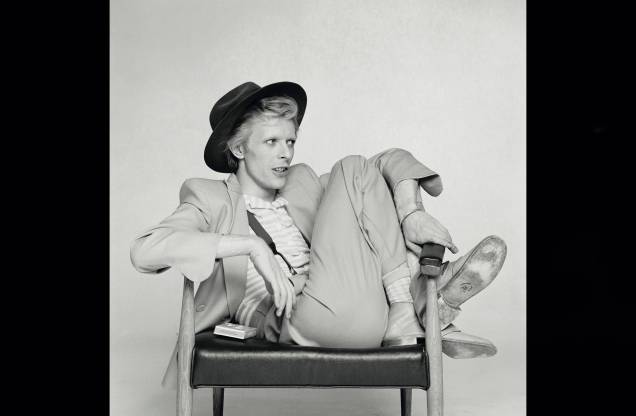 Cantor e músico inglês David Bowie, em ensaio fotográfico, Londres, 1974. Cantor e músico inglês David Bowie, em ensaio fotográfico, Londres, 1974.