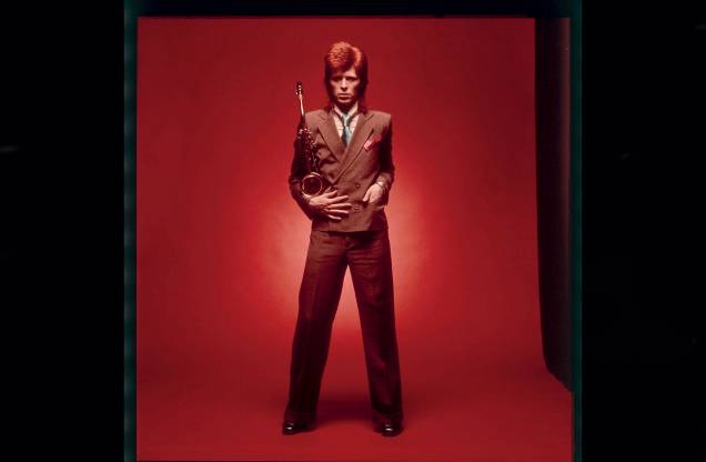 Cantor e músico inglês David Bowie, em estúdio, Londres 1975. Cantor e músico inglês David Bowie, em estúdio, Londres 1975.