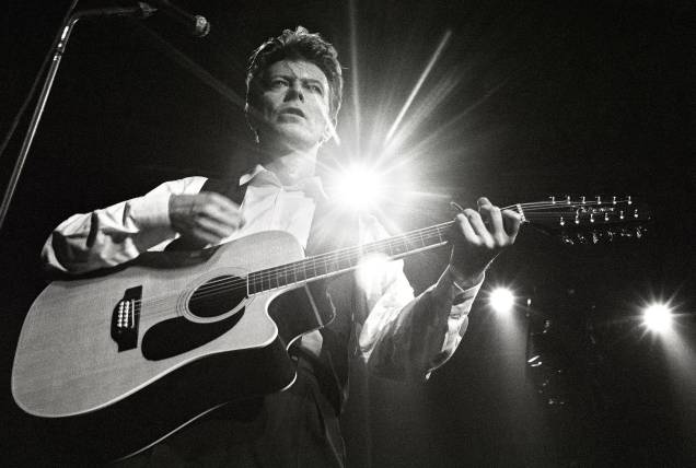 Cantor e músico inglês David Bowie, durante apresentação no Albert Hall, em Londres, 1997. Cantor e músico inglês David Bowie, durante apresentação no Albert Hall, em Londres, 1997.
