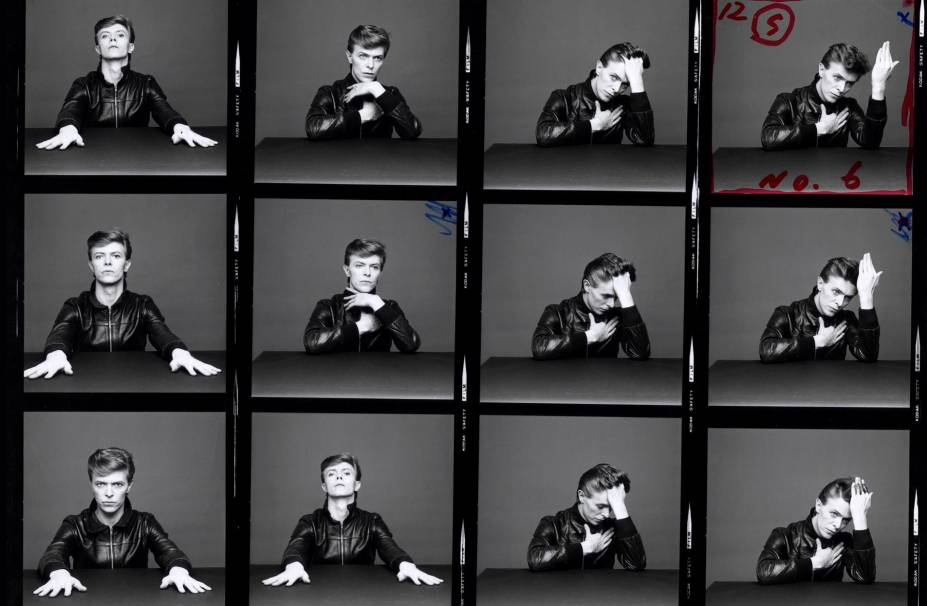Cantor e músico inglês David Bowie, em sequência de ensaio fotográfico de "Heroes", 1977.