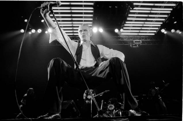 Cantor e músico inglês David Bowie, na turnê "Station To Station" no Wembley Empire Pool, Londres, 1976. Cantor e músico inglês David Bowie, na turnê "Station To Station" no Wembley Empire Pool, Londres, 1976.