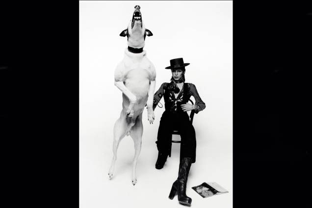 Cantor e músico inglês David Bowie, em fotografia do album "Diamond Dogs", de 1974. Cantor e músico inglês David Bowie, em fotografia do album "Diamond Dogs", de 1974.