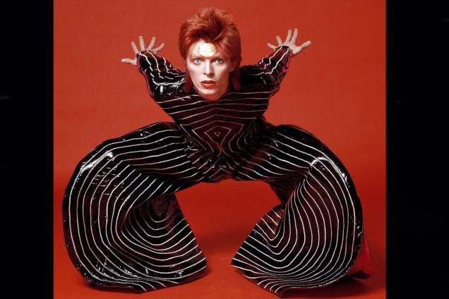 Cantor e músico inglês David Bowie, com figurino usado na turnê "Aladdin Sane", em 1973. Cantor e músico inglês David Bowie, com figurino usado na turnê "Aladdin Sane", em 1973.