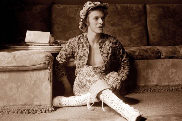 Cantor e músico inglês David Bowie, em entrevista para revista ELLE de Paris, anos 70. Cantor e músico inglês David Bowie, em entrevista para revista ELLE de Paris, anos 70.