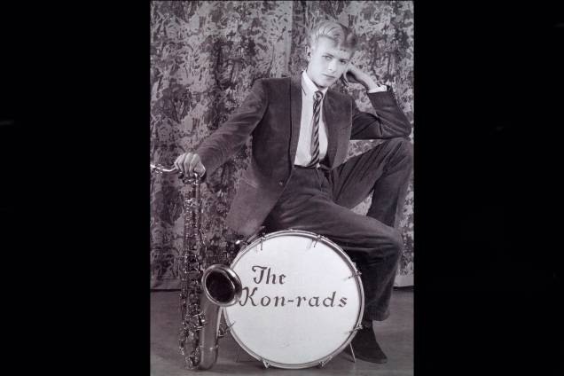 Cantor e músico inglês David Bowie bem jovem, na banda The Kon-rads, anos 60. Cantor e músico inglês David Bowie bem jovem, na banda The Kon-rads, anos 60.