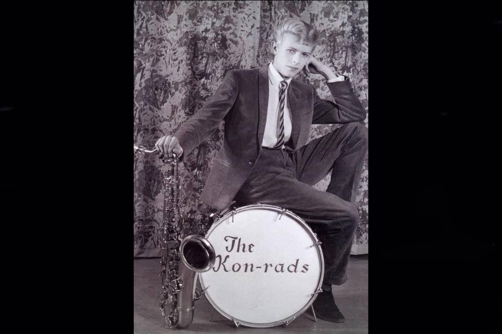Cantor e m&uacute;sico ingl&ecirc;s David Bowie bem jovem, na banda The Kon-rads, anos 60.