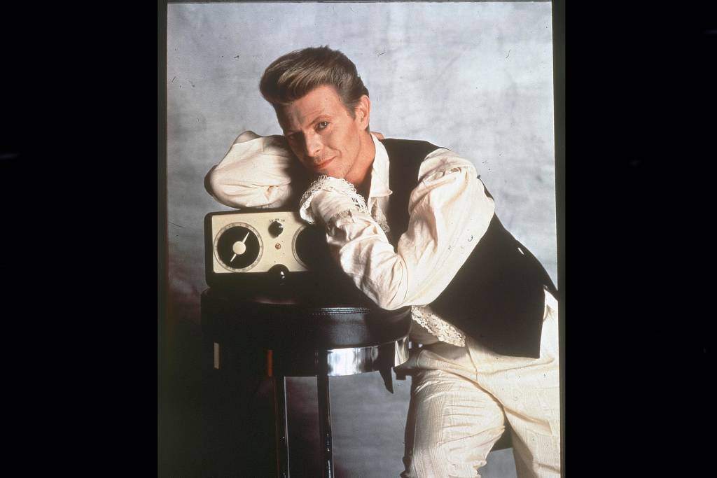 Cantor e m&uacute;sico ingl&ecirc;s David Bowie, em est&uacute;dio fotogr&aacute;fico em Los Angeles, EUA, 1990.