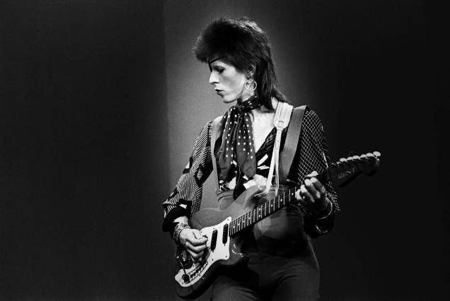 Cantor e músico inglês David Bowie na turnê "Rebel Rebel", no Top Pop Studios, em Hilversum, Holanda, 13/02/1974. Cantor e músico inglês David Bowie na turnê "Rebel Rebel", no Top Pop Studios, em Hilversum, Holanda, 13/02/1974.