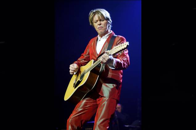 Cantor e músico inglês David Bowie, durante apresentação em Paris, 2002. Cantor e músico inglês David Bowie, durante apresentação em Paris, 2002.