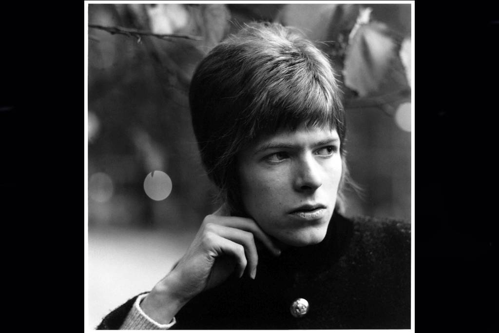 Cantor e m&uacute;sico ingl&ecirc;s David Bowie, nos anos 60.
