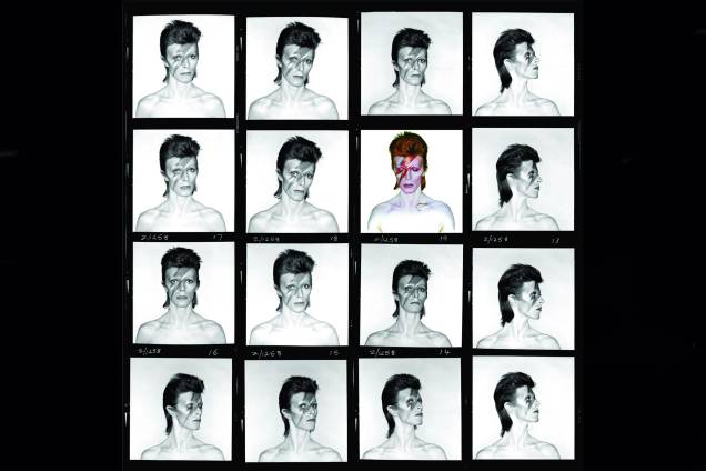 Cantor e músico inglês David Bowie em sequência de fotos para o album " Aladdin Sane" em 1973. Cantor e músico inglês David Bowie em sequência de fotos para o album " Aladdin Sane" em 1973.