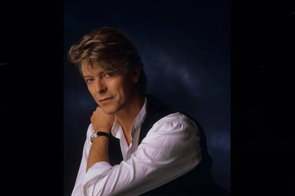Cantor ingl&ecirc;s David Bowie, em ensaio fotogr&aacute;fico, 1990.