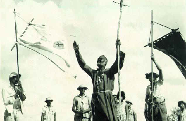 Filmado em Monte Santo, sertão da Bahia, "Deus e o Diabo na Terra do Sol", dirigido por Glauber Rocha, lançado em 1964, considerado um marco do cinema novo. Filmado em Monte Santo, sertão da Bahia, "Deus e o Diabo na Terra do Sol", dirigido por Glauber Rocha, lançado em 1964, considerado um marco do cinema novo.