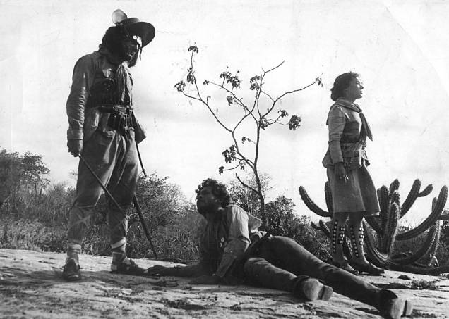 Filmado em Monte Santo, sertão da Bahia, "Deus e o Diabo na Terra do Sol", dirigido por Glauber Rocha, lançado em 1964, considerado um marco do cinema novo. Filmado em Monte Santo, sertão da Bahia, "Deus e o Diabo na Terra do Sol", dirigido por Glauber Rocha, lançado em 1964, considerado um marco do cinema novo.