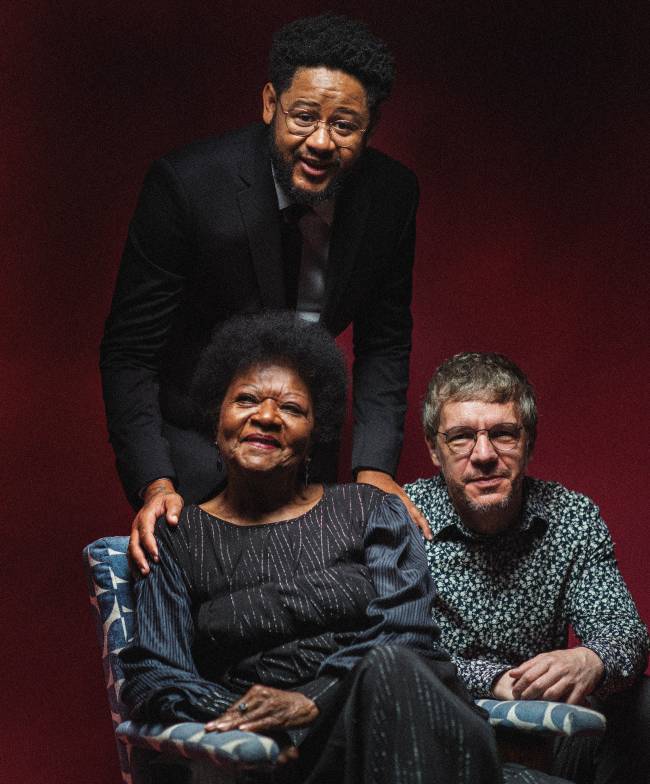 -DSC2260–cred.-enio-cesar–media Alaíde Costa com Emicida e Marcus Preto, responsáveis pela produção do álbum 'O Que os Meus Calos Dizem Sobre Mim'-