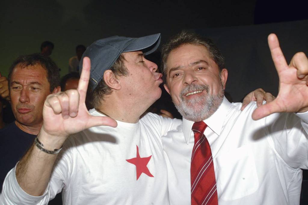 DUDA-MENDONÇA-LULA-BEIJO.jpg A BOMBA EXPLODIU - Duda com Lula, em 2002: honorários em conta secreta -