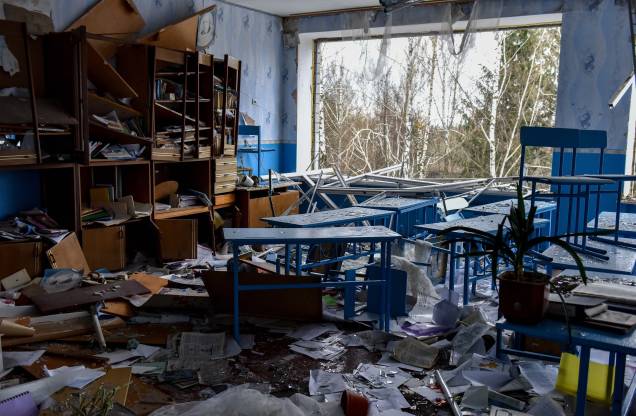 Sala de aula destruída dentro de uma escola em Kukhari, Kiev Oblast, Ucrânia, 16 de abril de 2022. Em 24 de fevereiro, tropas russas entraram no território ucraniano resultando em combates e destruição no país, um enorme fluxo de refugiados e múltiplas sanções contra a Rússia. Sala de aula destruída dentro de uma escola em Kukhari, Kiev Oblast, Ucrânia, 16 de abril de 2022. Em 24 de fevereiro, tropas russas entraram no território ucraniano resultando em combates e destruição no país, um enorme fluxo de refugiados e múltiplas sanções contra a Rússia.