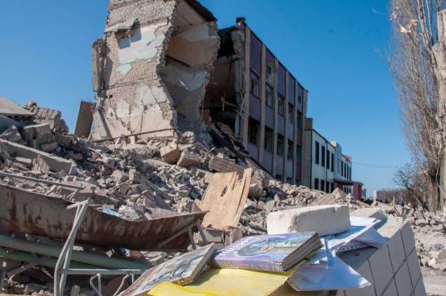 Uma visão geral de uma escola danificada após bombardeio em Kharkiv, Ucrânia, 23 de março de 2022. A cidade de Kharkiv, a segunda maior cidade da Ucrânia, testemunhou repetidos ataques aéreos das forças russas. Em 24 de fevereiro, tropas russas entraram no território ucraniano no que o presidente russo declarou uma 'operação militar especial', resultando em combates e destruição no país, um enorme fluxo de refugiados e múltiplas sanções contra a Rússia. Uma visão geral de uma escola danificada após bombardeio em Kharkiv, Ucrânia, 23 de março de 2022. A cidade de Kharkiv, a segunda maior cidade da Ucrânia, testemunhou repetidos ataques aéreos das forças russas. Em 24 de fevereiro, tropas russas entraram no território ucraniano no que o presidente russo declarou uma 'operação militar especial', resultando em combates e destruição no país, um enorme fluxo de refugiados e múltiplas sanções contra a Rússia.