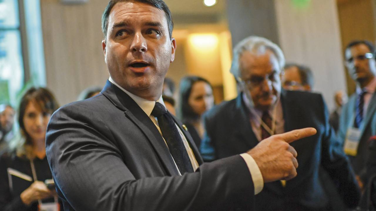 ALVO - Flávio Bolsonaro: o caseiro diz que devolvia parte do salário quando foi assessor de gabinete do então deputado -