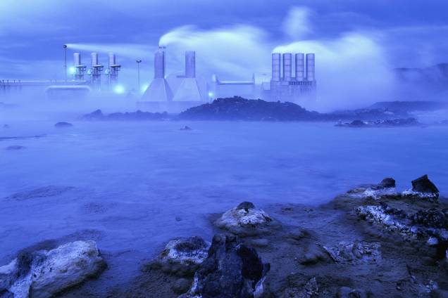 Usina Geotérmica de Svartsengi na Islândia. A Lagoa Azul, originalmente um lago natural aquecido que gera energia para `a região. Usina Geotérmica de Svartsengi na Islândia. A Lagoa Azul, originalmente um lago natural aquecido que gera energia para `a região.