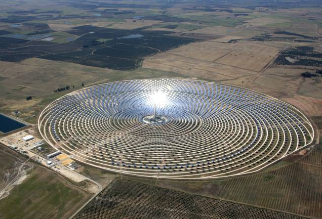 Usina termosolar Torresol Energy Gemasolar, em Fuentes na Andaluzia, próximo `a Sevilla, sul da Espanha. Usina termosolar Torresol Energy Gemasolar, em Fuentes na Andaluzia, próximo `a Sevilla, sul da Espanha.