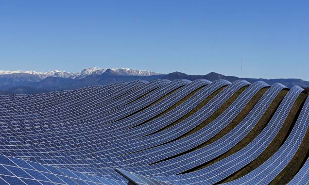 Vista geral de painéis solares para produzir energia renovável no parque fotovoltaico em Les Mees, nos Alpes em Haute-Provence, sul da França. Vista geral de painéis solares para produzir energia renovável no parque fotovoltaico em Les Mees, nos Alpes em Haute-Provence, sul da França.