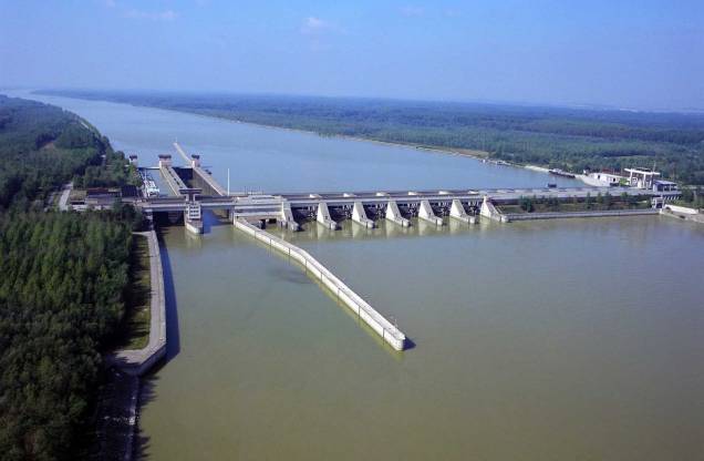 A usina hidrelétrica de Verbund Greifenstein, na Áustria, com capacidade de 293 megawatts. A usina do rio Danúbio gera 1,7 bilhão de quilowatts-hora por ano. A usina hidrelétrica de Verbund Greifenstein, na Áustria, com capacidade de 293 megawatts. A usina do rio Danúbio gera 1,7 bilhão de quilowatts-hora por ano.
