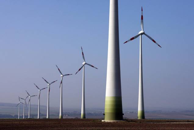 Turbinas eólicas no "Energiepark Druiberg" em Dardesheim, Alemanha. Turbinas eólicas no "Energiepark Druiberg" em Dardesheim, Alemanha.