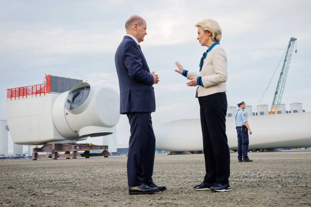 O chanceler alemão Olaf Scholz fala com a presidente da Comissão Europeia Ursula Von der Leyen na cúpula do Mar do Norte sobre energia eólica offshore no porto de Esbjerg, oeste da Dinamarca, em 18 de maio de 2022. O chanceler alemão Olaf Scholz fala com a presidente da Comissão Europeia Ursula Von der Leyen na cúpula do Mar do Norte sobre energia eólica offshore no porto de Esbjerg, oeste da Dinamarca, em 18 de maio de 2022.