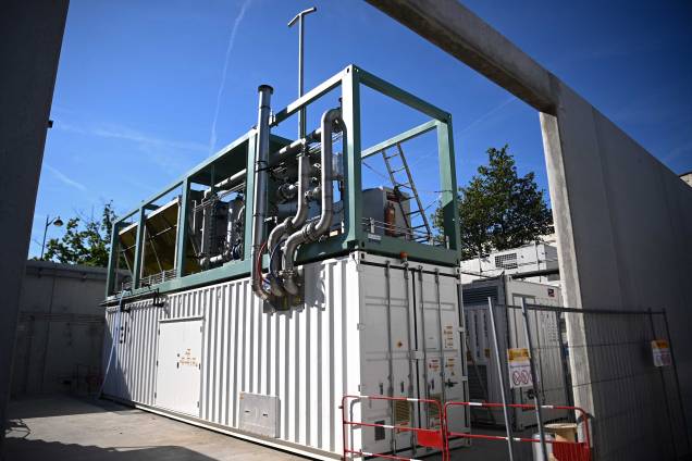 Unidade de produção de hidrogênio em uma estação de distribuição da Hysetco antes de sua inauguração em junho, em Paris, 11 de maio de 2022. Unidade de produção de hidrogênio em uma estação de distribuição da Hysetco antes de sua inauguração em junho, em Paris, 11 de maio de 2022.